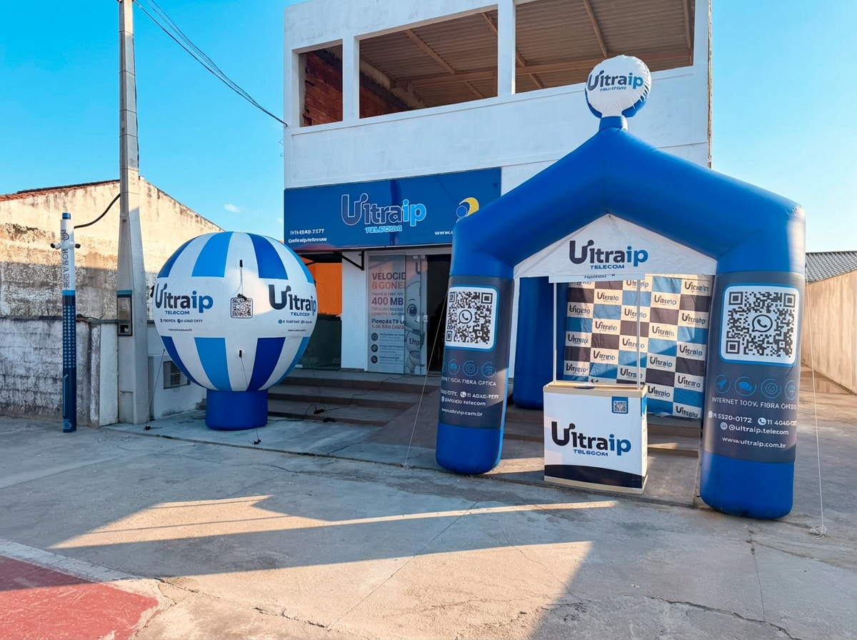 Fachada da loja da Ultraip Telecom em Ilha Comprida, com balões e arco infláveis da marca